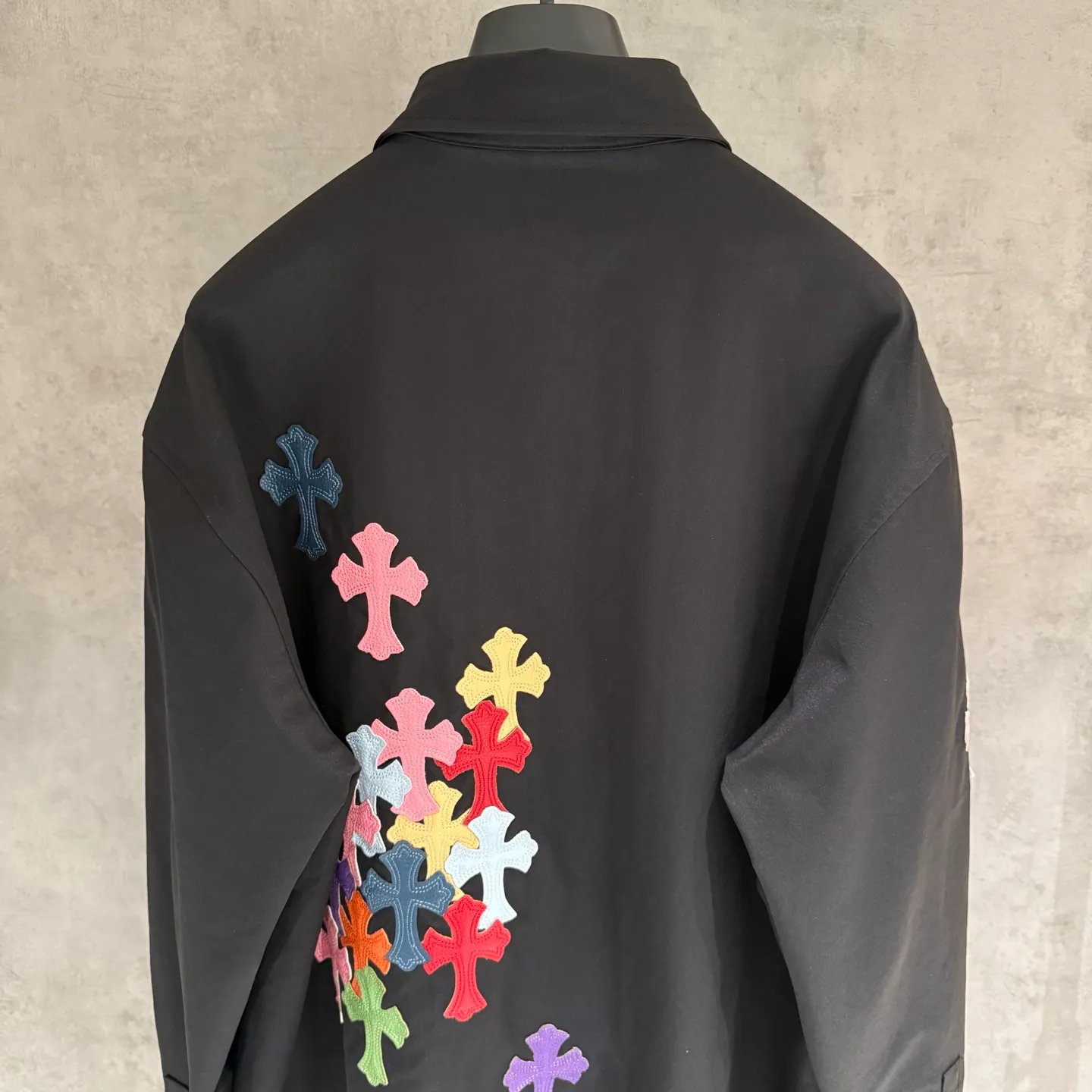 🅿️420 [Strict quality control] CH Croix heart cross-veneer workwear jacket, shirt jacket, camouflage cross workdog is the best-looking jacket in CH, black leather➕horse hair cross leather stitching, silver-plated hardware, loose version, quite wide and stylish, same style for men and women. Color: black and white 2 colors Size: M-2xl